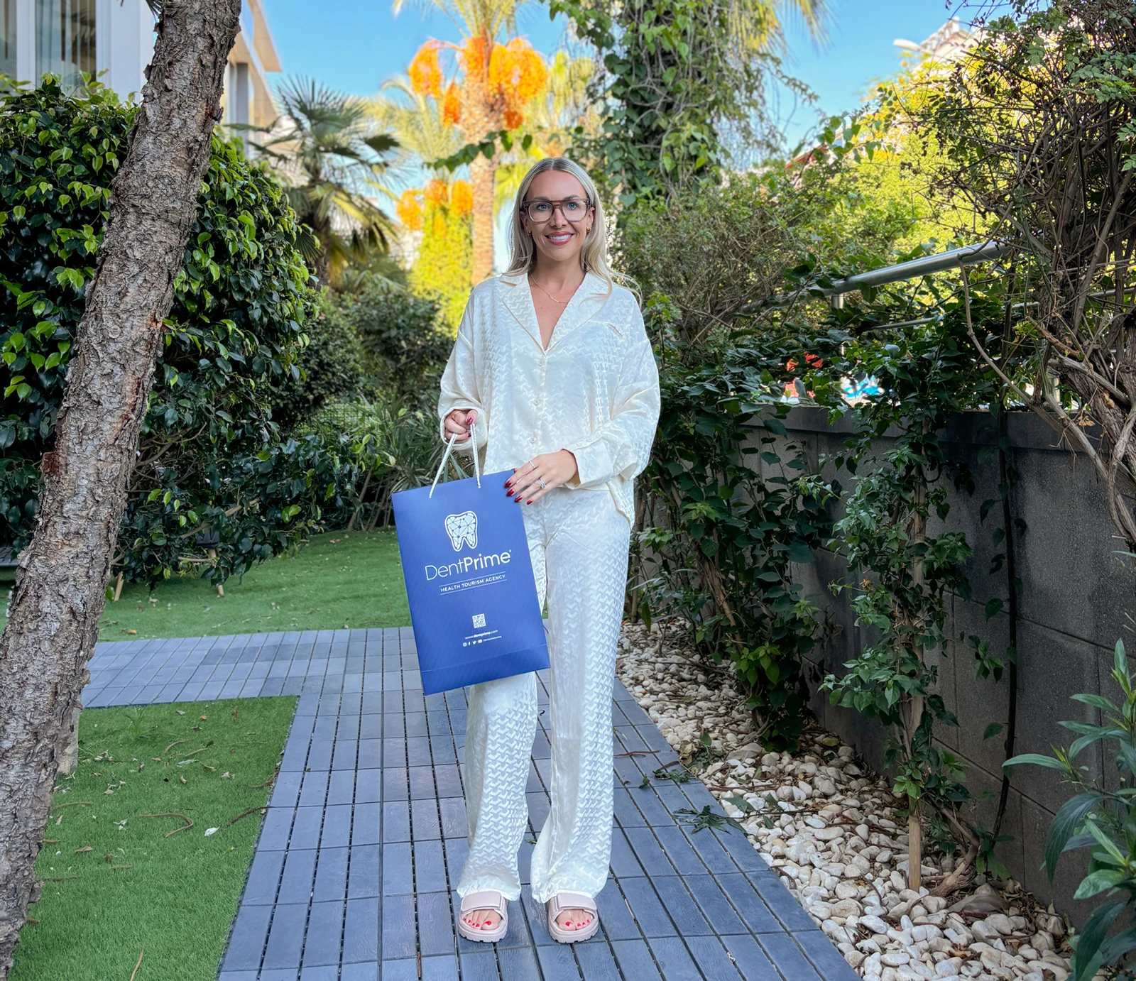 Pacient sa usmieva po implantátoch